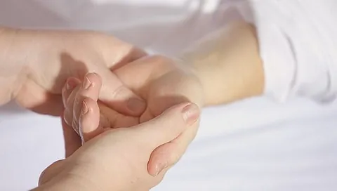 Handmassage utförd av massör