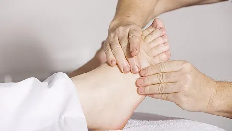 Fotmassage utförd av massör