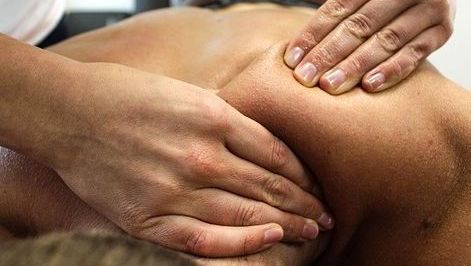 Massage utförs på axlarna
