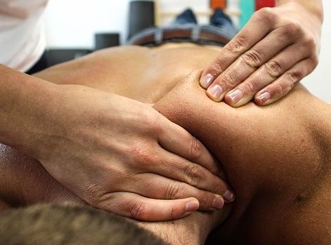 Person ligger och får massage på ryggen